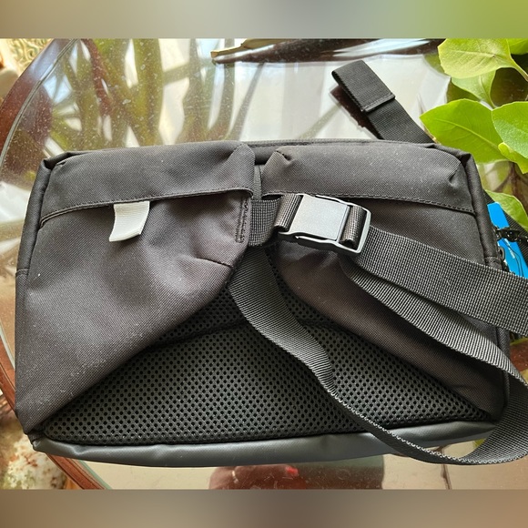 Columbia Convey 4L Black Crossbody bag - Unisex - Picture 2 of 5